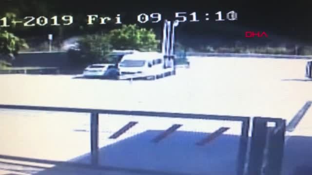 İSTANBUL- SARIYER'DE YOLDAN ÇIKAN OTOMOBİLİN FABRİKANIN DUVARINA ÇARPMA ANI KAMERADA