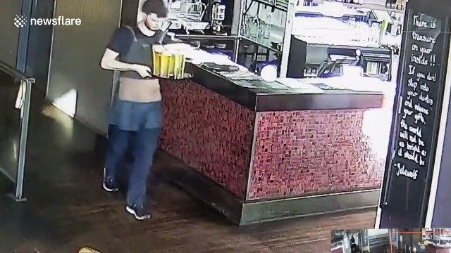 Ce serveur échappe 5 pintes de bières.. sa réaction est hilarante !