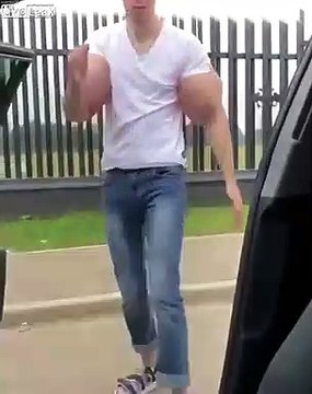 Muscu : regardez la taille de ses bras !