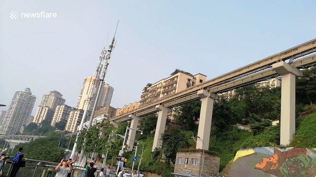 Ce métro circule DANS un immeuble d'habitations en Chine !