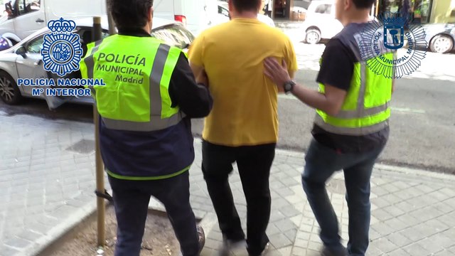 Intervenidas más de 2.000 prendas y merchandising falsificado