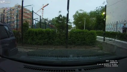 Effondrement d'une grue sur un terrain de sport... vide !