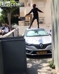 Debout sur une voiture.. il passe à travers le pare brise !