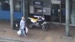 2 motards braqueurs stoppés par la police en leur fonçant dedans devant la banque !