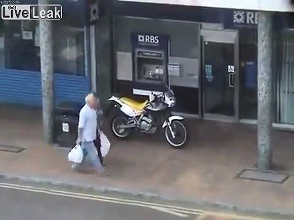 2 motards braqueurs stoppés par la police en leur fonçant dedans devant la banque !