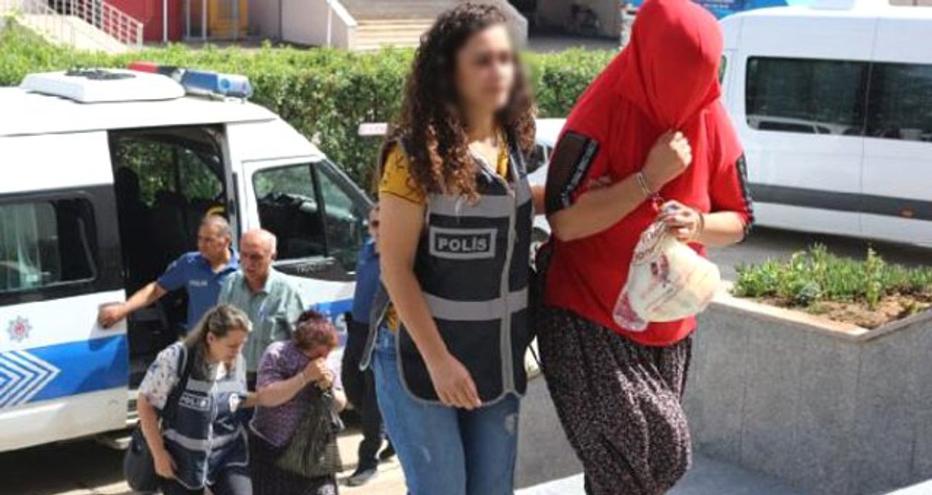 Fuhuş baskınında yakalandılar! Erkeklerin giydi...