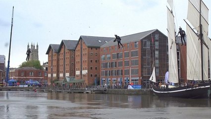 شاهد: طيارون يرتدون ملابس بمحركات نفاثة يحلقون في سماء انجلترا