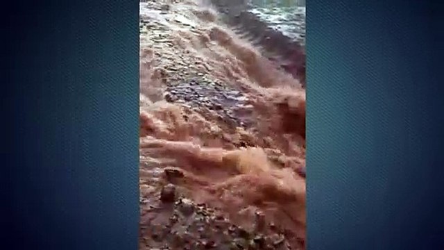 Lixo entope bocas de lobo e causa alagamentos em Bairros de Cascavel