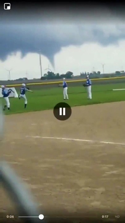 Ils continuent leur entraînement de baseball alors qu'une tornade approche...
