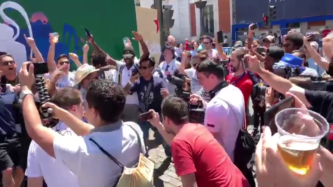 Aficionados del Tottenham animan a su equipo antes de la final