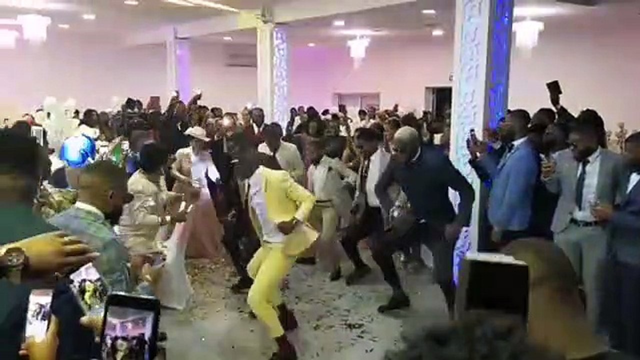 Les garçons d'honneur de ce mariage font le show. Admirez ce beau spectacle !