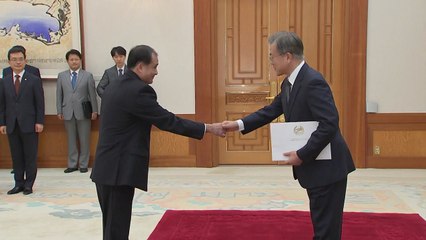 주한 신임대사들, 유람선 사고 위로...문 대통령 "무사귀환 기원 바라" / YTN