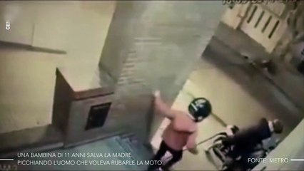 Video herunterladen: Una bambina salva la madre picchiando l’uomo che voleva rubarle la moto