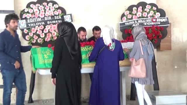 Otobüsün altında kalarak hayatını kaybeden Aysel Öğretmen son yolculuğuna uğurlandı