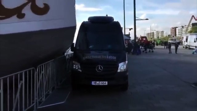 Un bateau détruit un fourgon en quittant le port