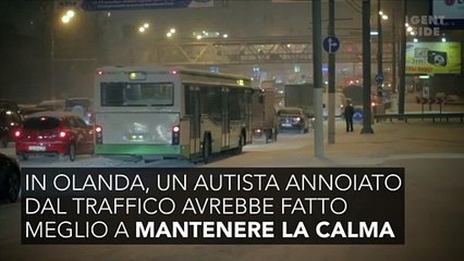 La tecnica di quest’uomo per evitare il traffico ti farà ridere