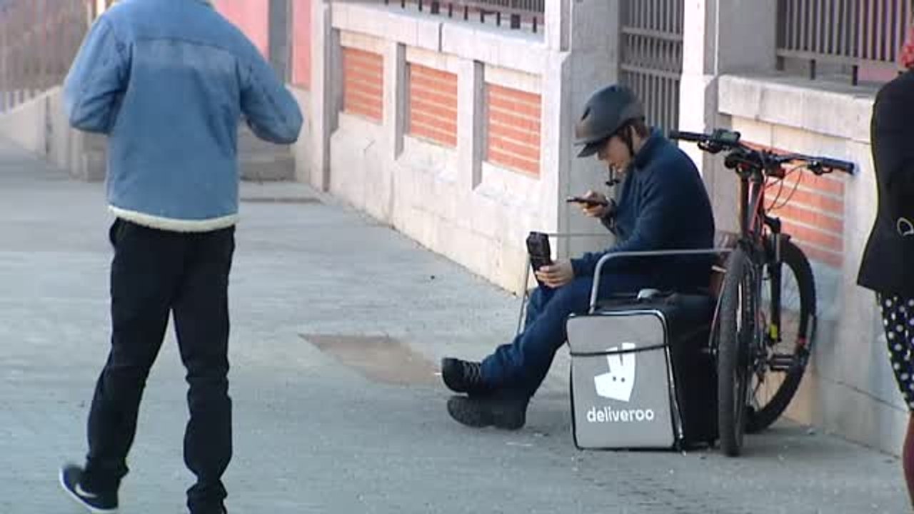 500 riders de Deliveroo ponen en jaque el modelo laboral de la empresa
