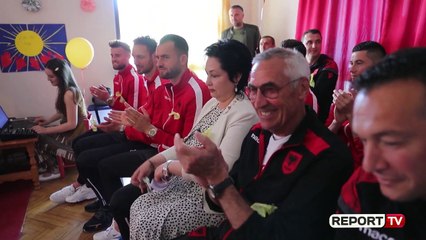 Gjesti fisnik i kuqezinjve për fëmijët jetimë në Durrës   Momentet emocionuese