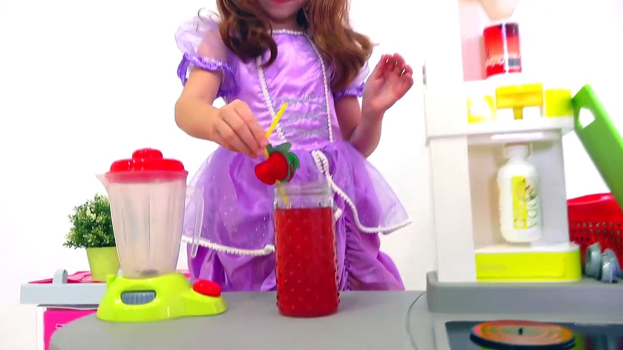 alice pretend princess & playing in restaurant with kitchen toys