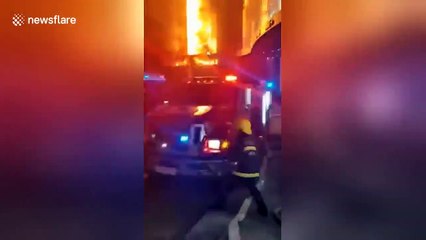 Incendie spectaculaire dans gratte-ciel de 210 m de haut (Chine)