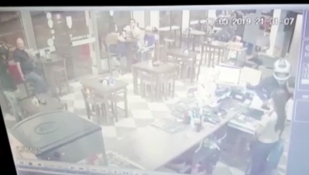 Câmera flagra assaltantes agindo em pastelaria de Toledo