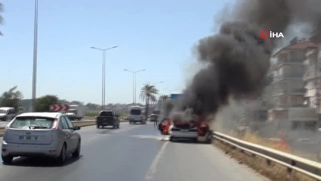 Seyir halindeki otomobil alev alev böyle yandı