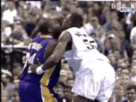 NBA BASKETBALL - Shaquille O'Neal dunks on Dikembe Mutombo