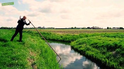 Cet homme vous explique comment se rendre de l'autre côté de la rivière
