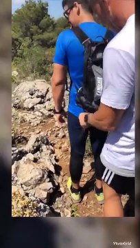 Fizeram uma partida a amigo durante uma caminhada e este acabou no meio dos arbustos...