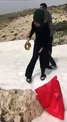 Une fillette tombe dans un trou dans la neige et disparaît complètement