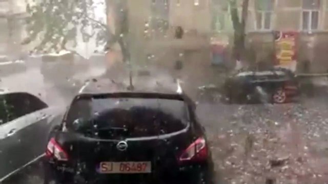 Des grêlons géants tombent du ciel pendant un orage impressionnant en Roumanie !