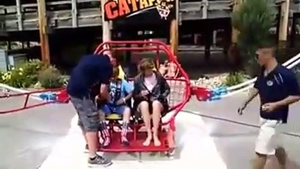 L'élastique de leur manège casse juste avant le lancement.. Chanceux