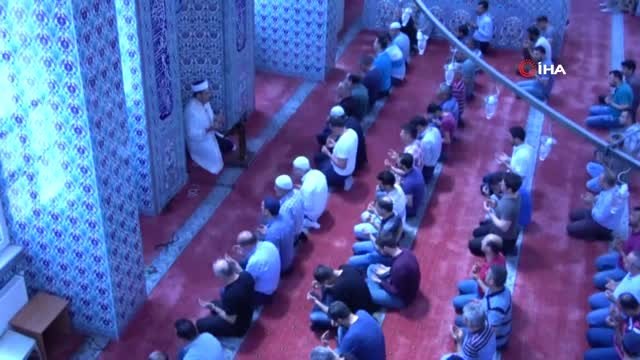 Ramazan ayının son Cuma namazında camiler doldu taştı