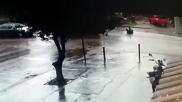 Câmera flagra motociclista caindo depois de colidir com carro na Rua Europa