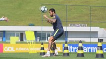 Neymar vuelve a entrenar en la cancha y se reintegra al grupo este viernes