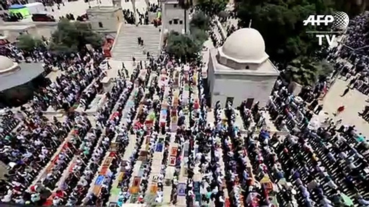 الفلسطينيون يؤدون الصلاة في المسجد الأقصى في آخ...