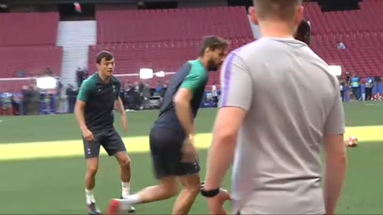 Toma de contacto del Tottenham con el césped del Wanda