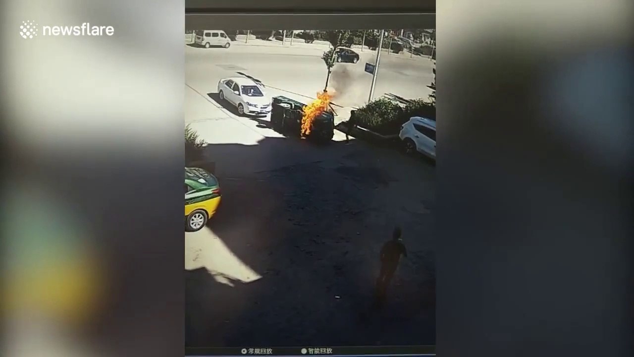 Héros du jour,  un inconnu sauve le conducteur d'une voiture en feu en cassant le pare-brise