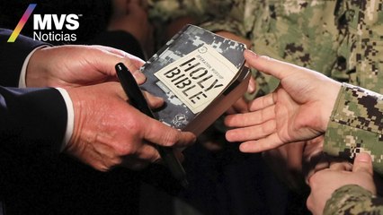 Un marinero de Estados Unidos entrega su Biblia al presidente Donald Trump para que se la autografíe