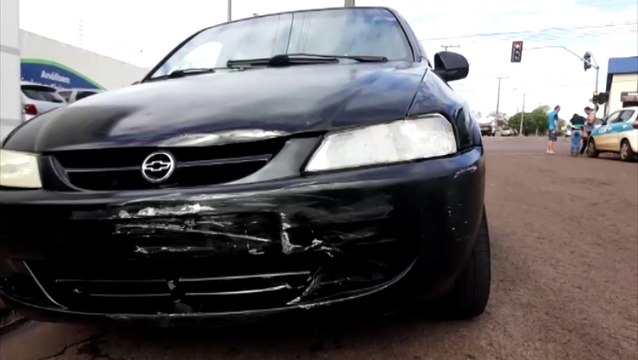 Celta e Etios batem perto do viaduto da Avenida Rocha Pombo