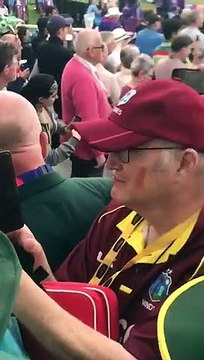 ناقص کارکردگی دکھانے کے بعد ٹیم جب پولین واپس جا رہی تھی تو پاکستانی شائقین نے کھلاڑیوں کو لعنتیں دینا شروع کردی