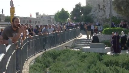 下载视频: Dos israelíes atacados por un palestino en Jerusalén durante el último viernes de Ramadán