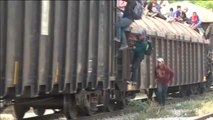 Cientos de mexicanos rompen la verja con Estados Unidos y entran ilegalmente en el país