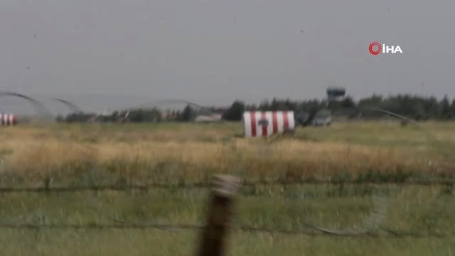 Arızalanan uçak yere çakıldı, pilotlar atlayarak kurtuldu