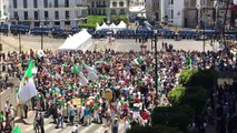 متظاهرون في وسط العاصمة الجزائرية رغم اعتقال العشرات