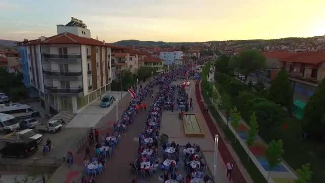 Kula'da yaklaşık on bin kişi iftarda buluştu