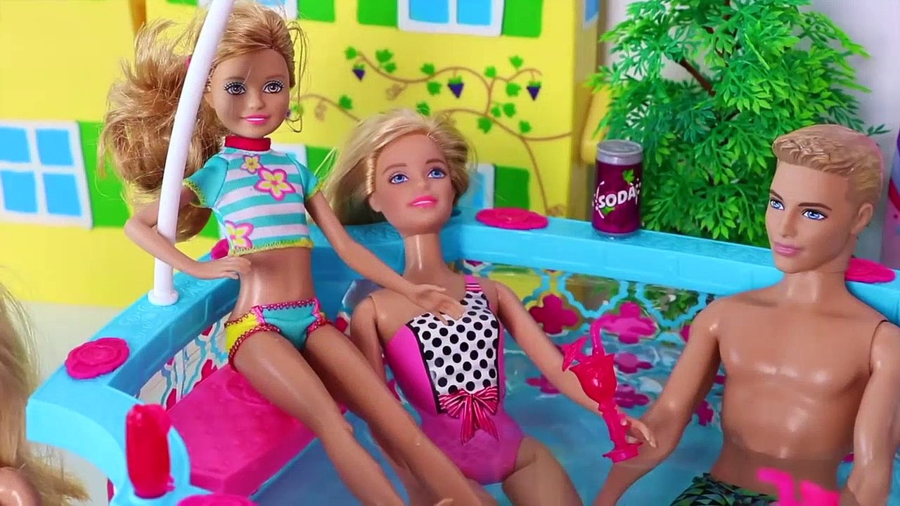 Barbie doll Swimming Pool Party!