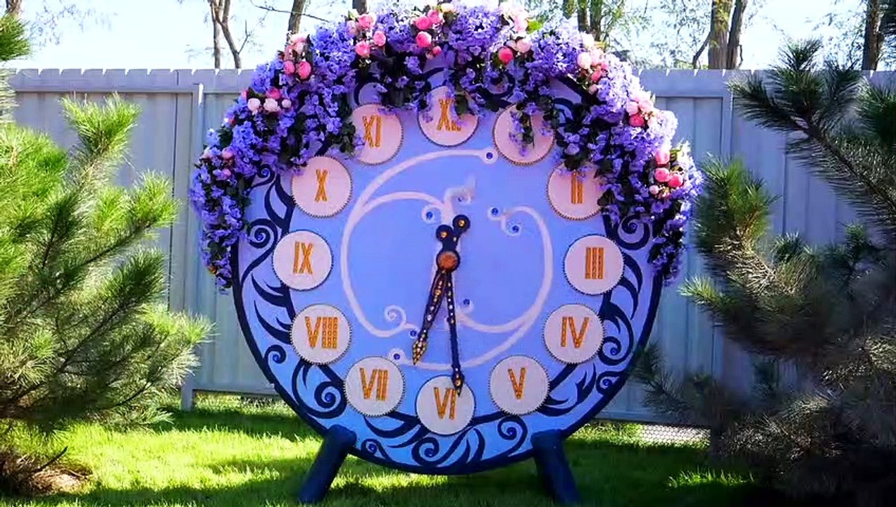 Stacy et drôle à la fête avec des amis