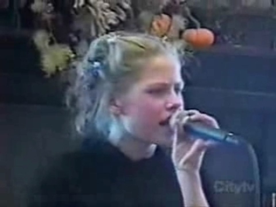 Young Avril Lavigne Singing - It Matters to Me