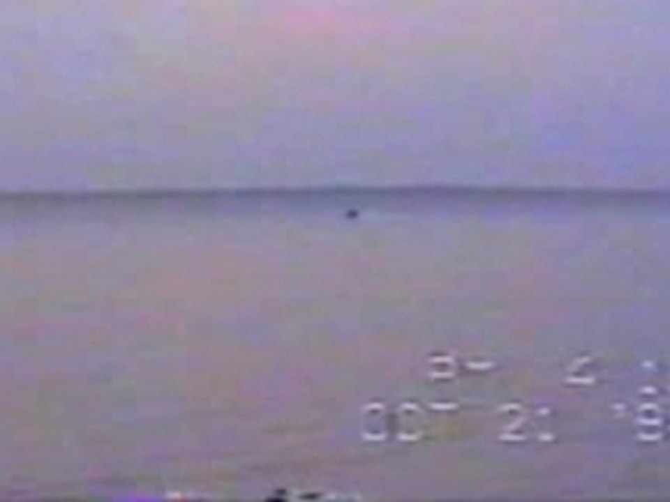 Ovni Ou Drone Qui Effleure La Surface De L'eau